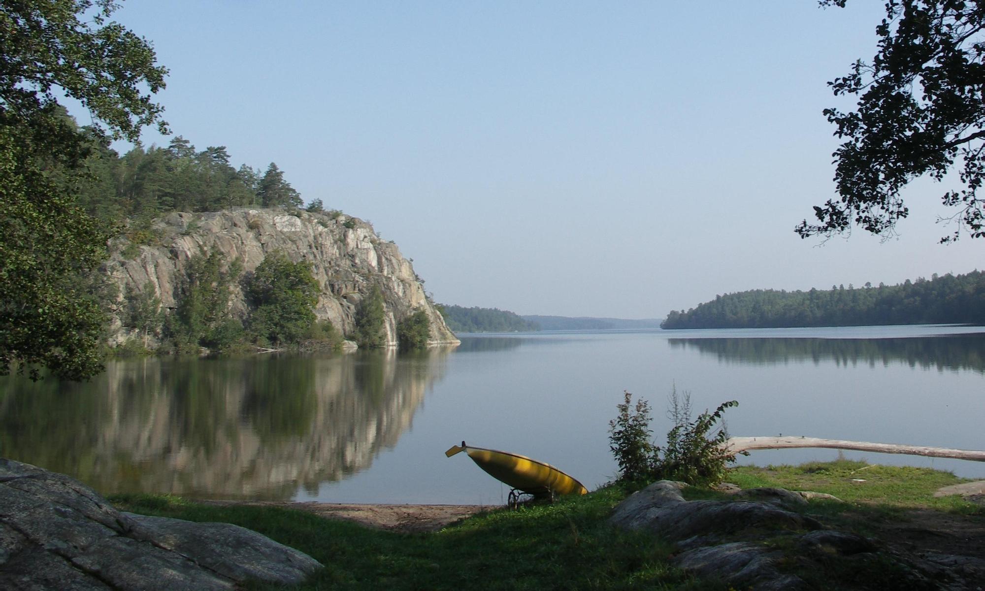 gul kanot vid strandkanten vid Ryssgraven i Kungsängen