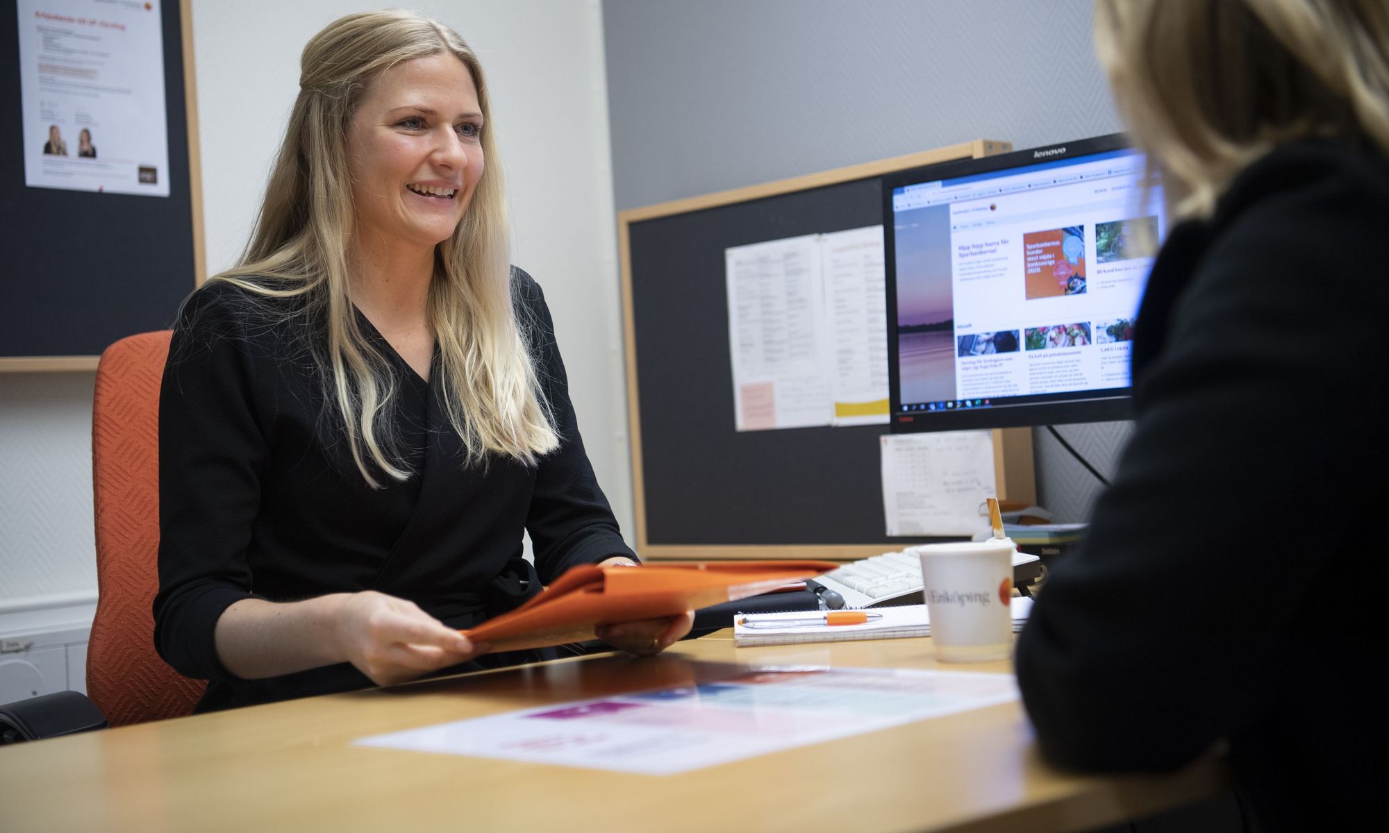 rådgivare och kund sitter i ett kontorsrum